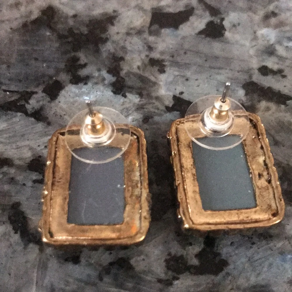 Gold tone faceted topaz fashion earrings - Picture 4 of 4